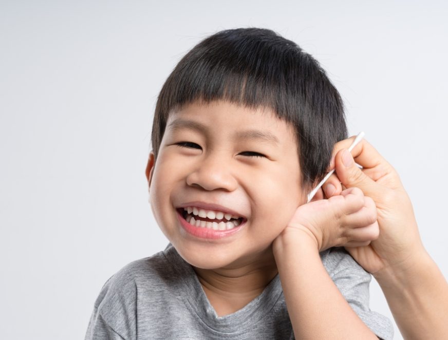 Bouchon de cérumen à l'oreille : symptômes et conseils